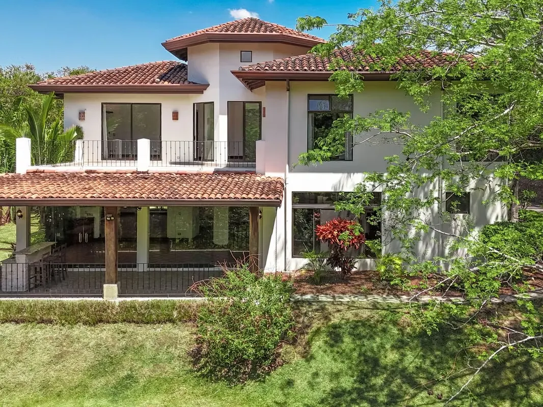 VENTA DE CASA EN CONDOMINIO EN GUACHIPELÍN DE POCAS CASAS
