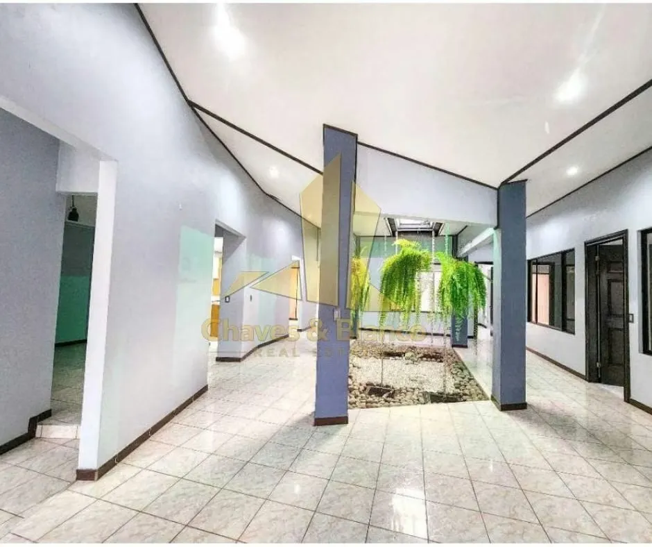Oportunidad en Santa Ana Centro – Casa esquinera con gran potencial para remodelar, ampliar o desarrollar negocio