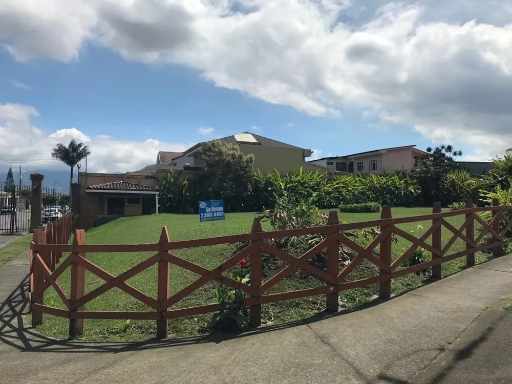 663 m ² ski lot located in Sabanilla de Montes de Oca, with excellent front and great potential for architectural design.
