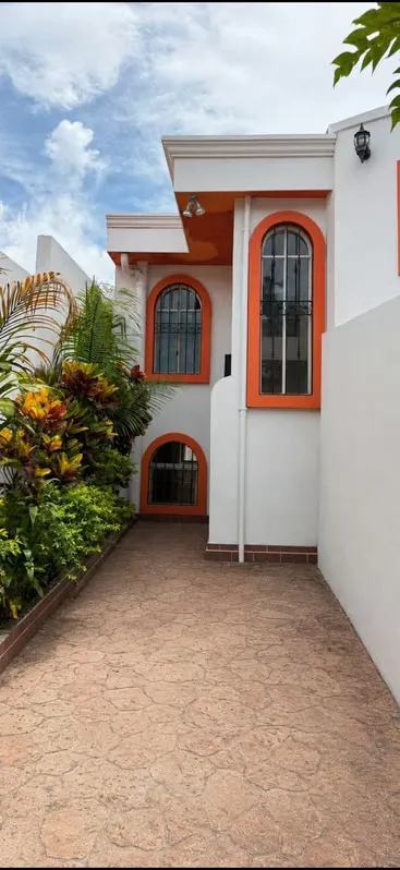 Se alquila acogedor apartamento de 1 habitación en una de las zonas más privilegiadas, céntricas y tranquilas de la ciudad. Ubicado en el Barrio Geroma, reconocido por su seguridad y ...