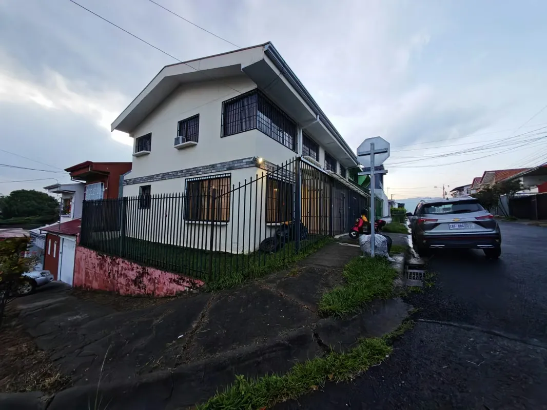 Two independent townhouses are sold located in Rohrmoser, Geroma sector. This property represents a good opportunity for ...