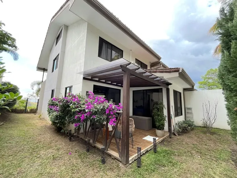 En Venta | Casa Moderna de 3 Habitaciones en Bosques del Café, Guachipelín | Amenidades y Vistas