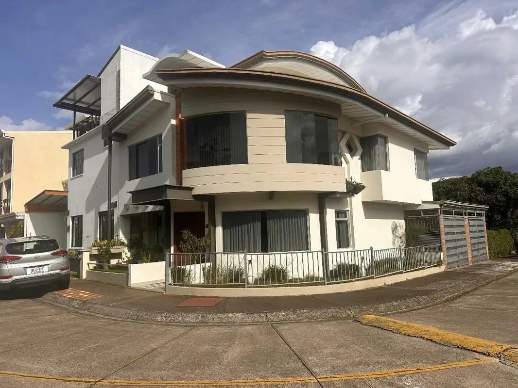 Beautiful and Spacious House in Condominium in Santo Domingo de Heredia!!!