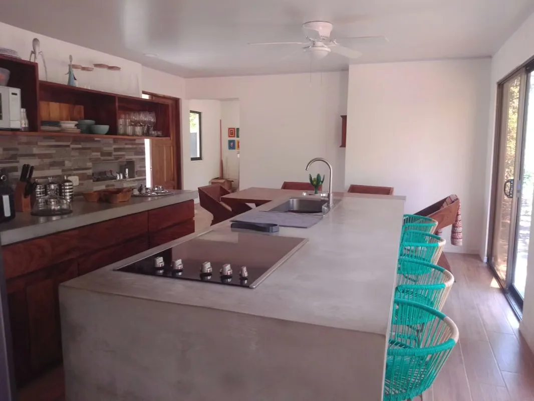 Strategic property in Santa Cruz of 1.406 m ² with modern house and independent apartment. Located on servitude street that provides privacy and security, just 3 km from the center and ...