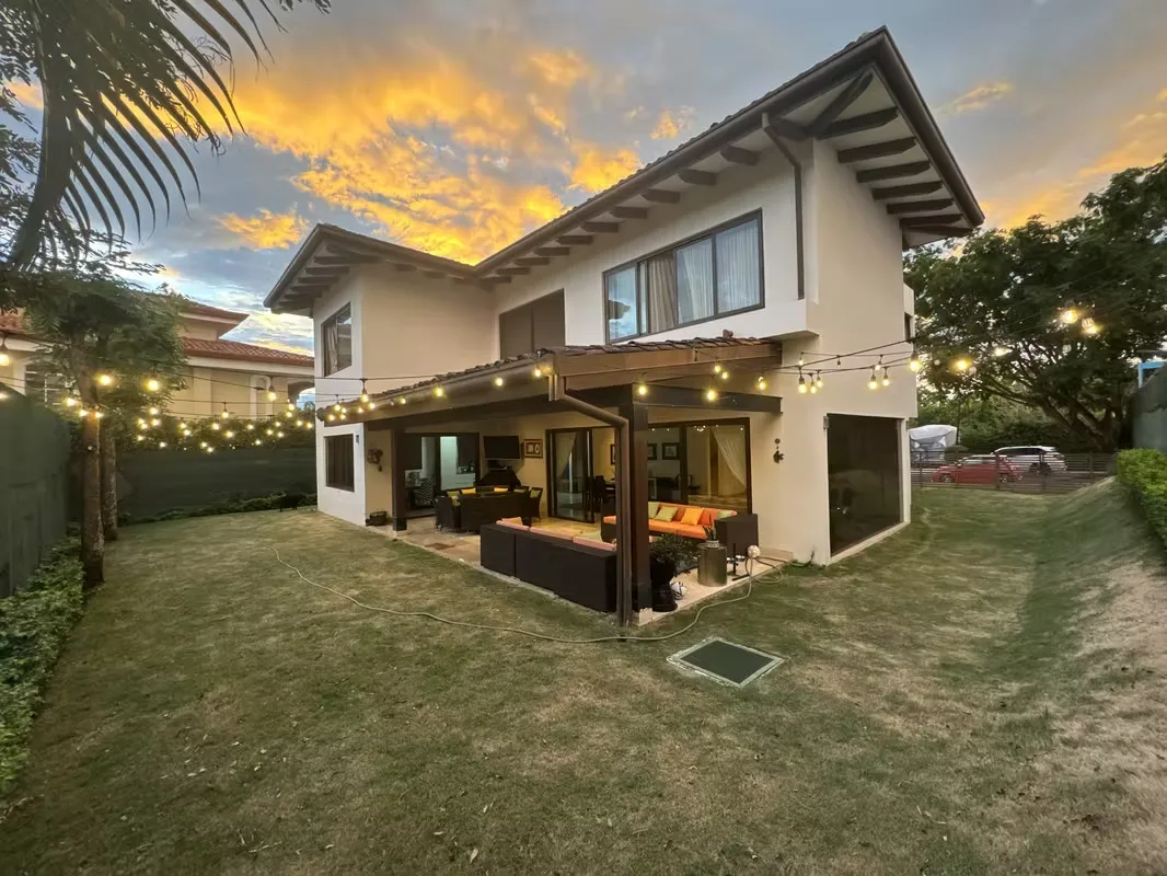 VENDO SANTA ANA LINDORA CASA EN VALLE DEL SOL AMPLIO JARDIN