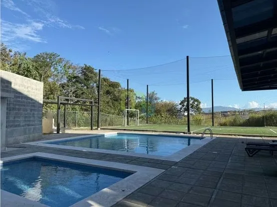 These nice 70m2 apartments are located in Santo Domingo de Heredia in a three-story building with lifts and have the following distribution: