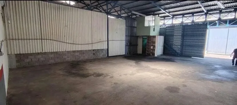 Bodega con excelente distribución y lista para operar.