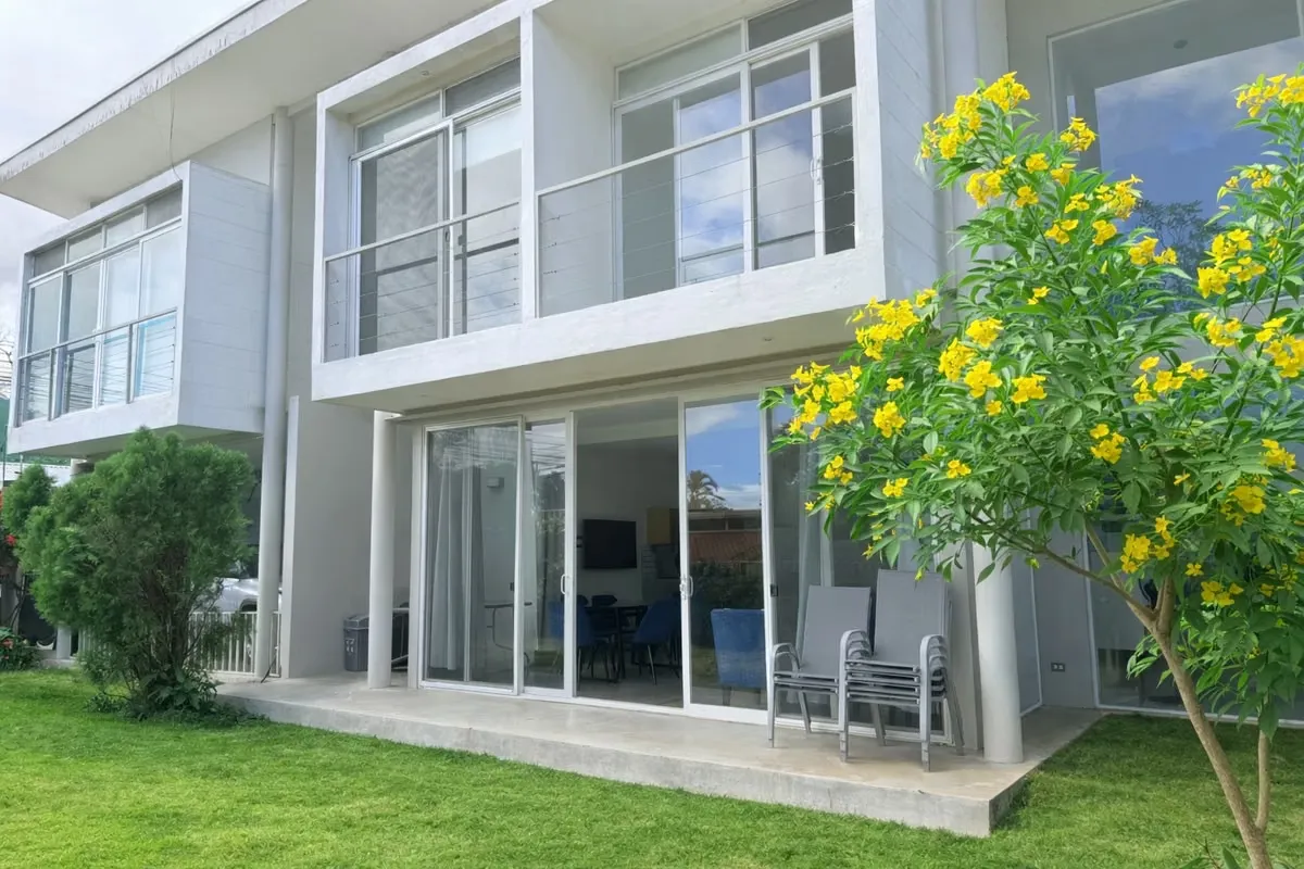 CASA MODERNA EN VENTA EN PIEDADES | 2 HAB Y JARDÍN