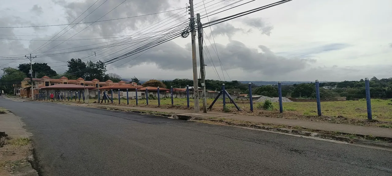Unprotected from Alajuela, next to the condo the Oropendals or 150 north of the packing, I sell nice land of 9505 meters.