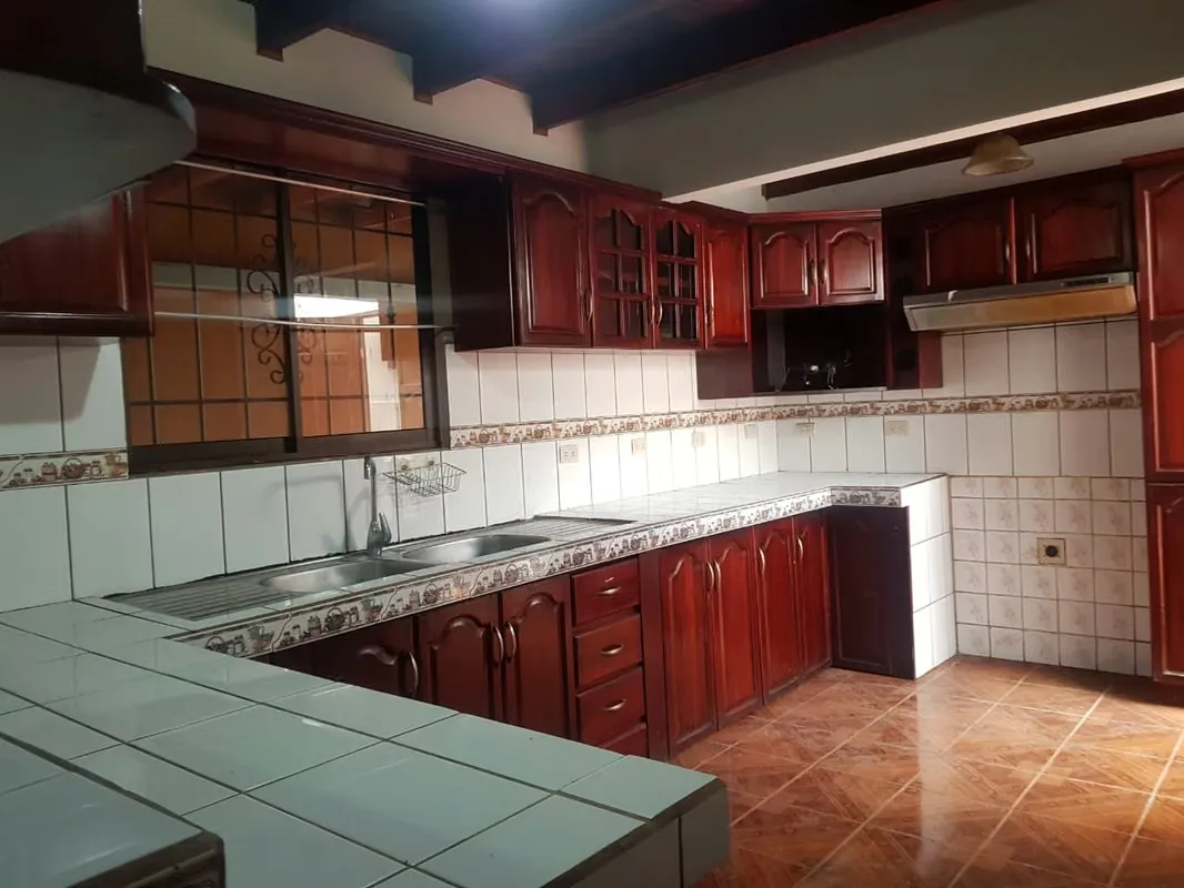 Venta de casa independiente con 4 apartamentos