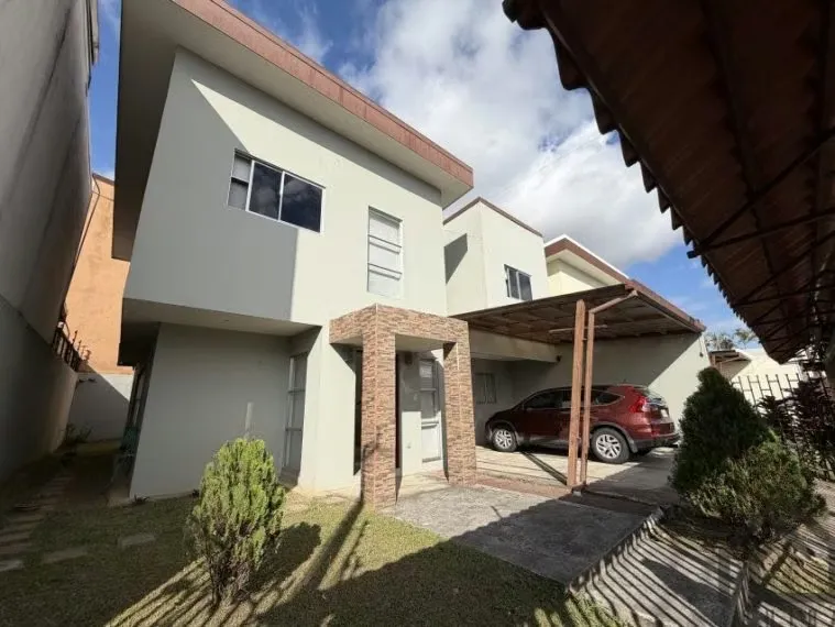 Beautiful house with spacious rooms, natural light and plenty of green space