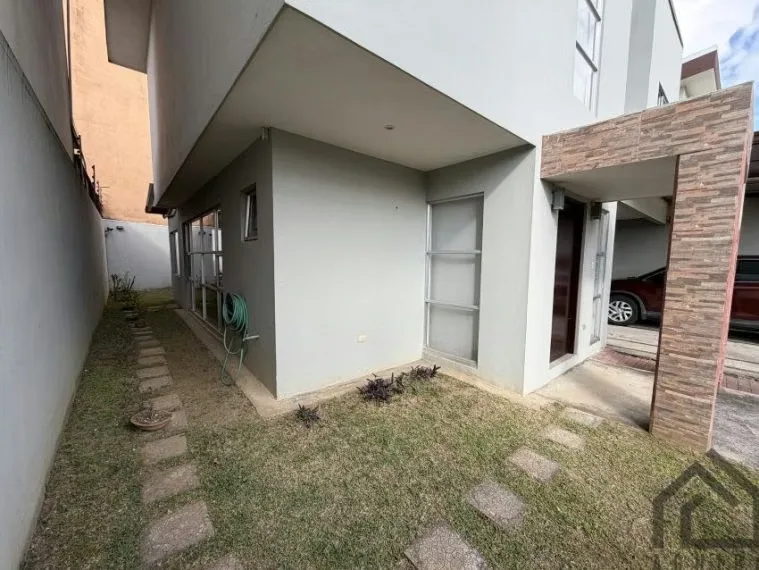 Beautiful house with spacious rooms, natural light and plenty of green space — photo 3