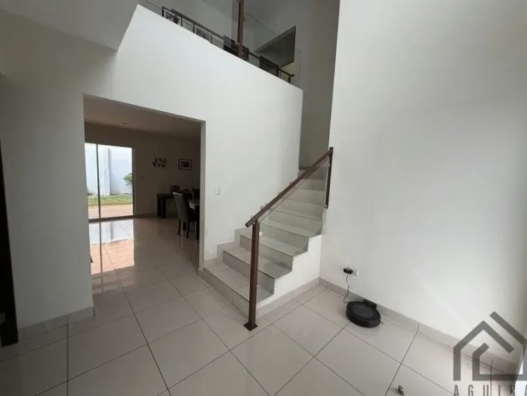 Beautiful house with spacious rooms, natural light and plenty of green space — photo 4