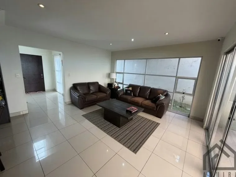 Beautiful house with spacious rooms, natural light and plenty of green space — photo 5