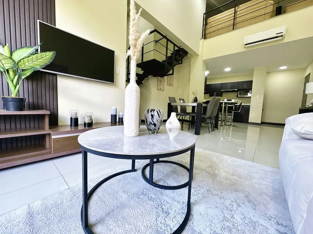 Descubre este exclusivo apartamento de dos niveles, ubicado en tercer piso, completamente amueblado y equipado con excelente ...