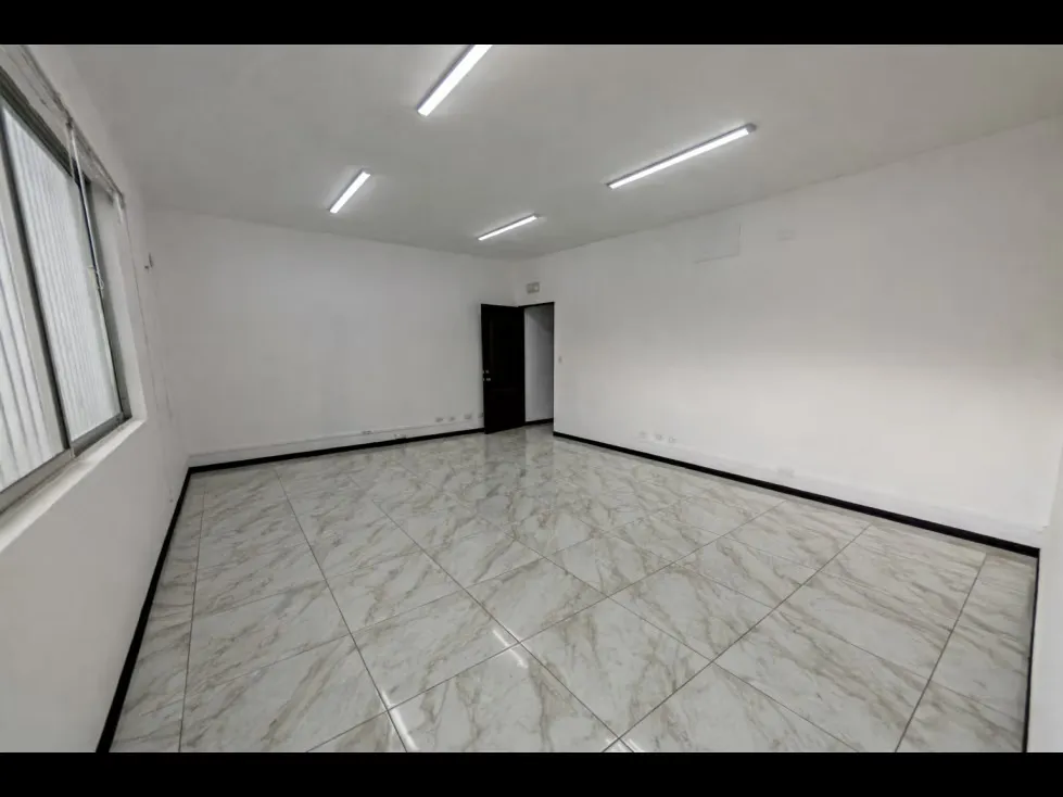 Se alquilan oficinas en segundo piso con lobby en Montes de Oca. Esta ... — photo 4