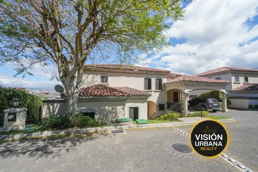 4-bedroom house in the exclusive Cerro Alto Condominium. The property sits on a 658.73 m² lot and features a 405 m² three-level house, described as follows: