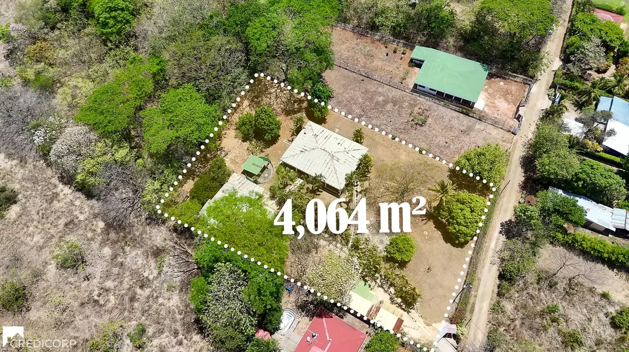 Spacious property located in Curime, Nicoya, Guanacaste, just 5 minutes from downtown Nicoya and approximately 20 minutes from nearby Pacific beaches.