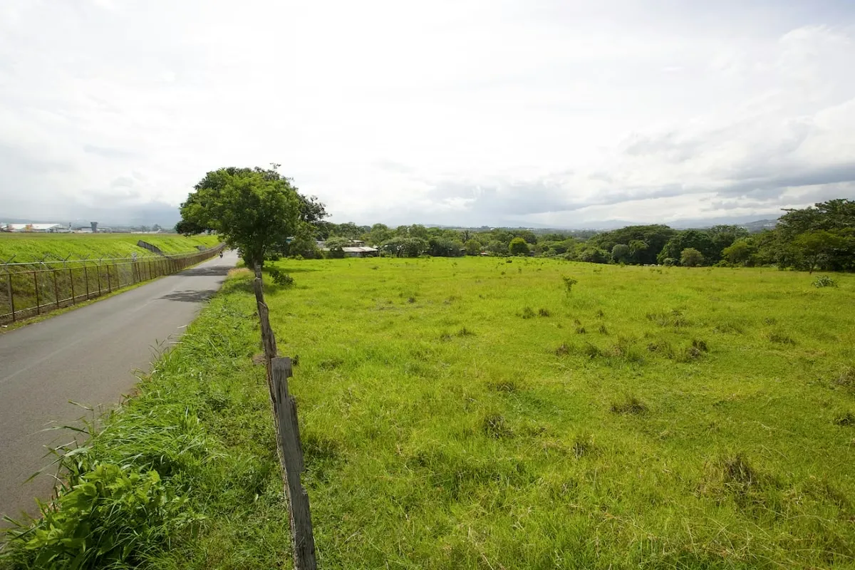 SELL ESTATE NEXT TO THE AIRPORT JUAN SANTAMARIA.