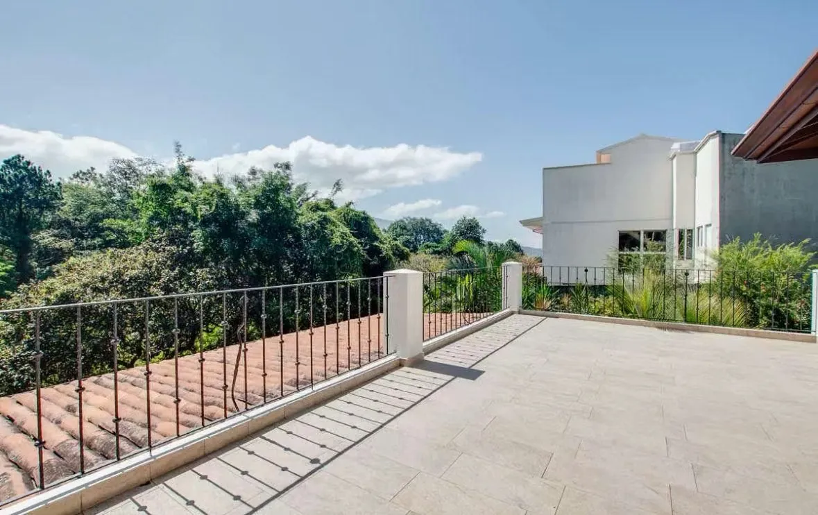 Hermosa casa rodeada de jardines, con finos acabados y una espectacular vista a reserva. ...