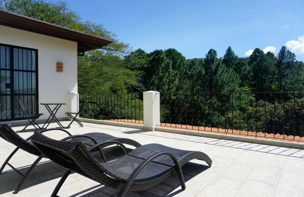 Hermosa casa rodeada de jardines, con finos acabados y una espectacular vista a reserva. ... — photo 3