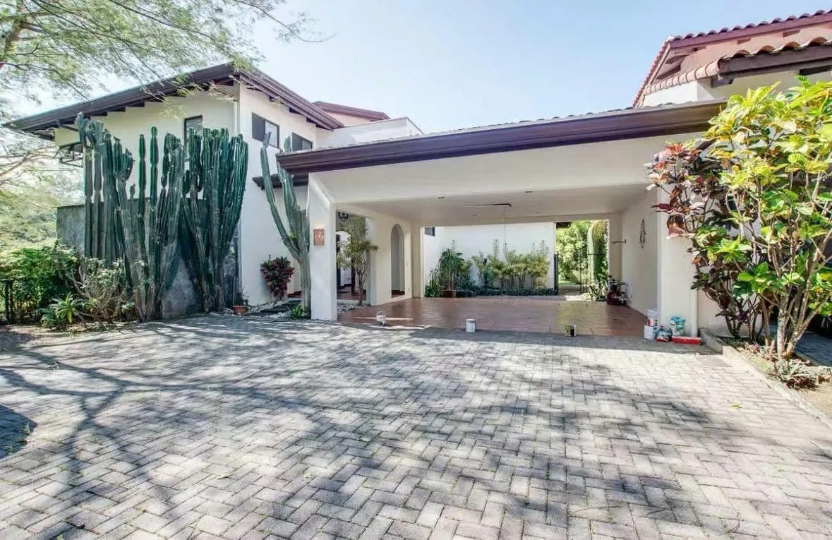 Hermosa casa rodeada de jardines, con finos acabados y una espectacular vista a reserva. ... — photo 5