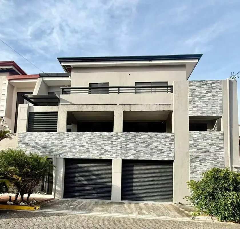 SE VENDE HERMOSA CASA en residencial privado en Ulloa, Heredia