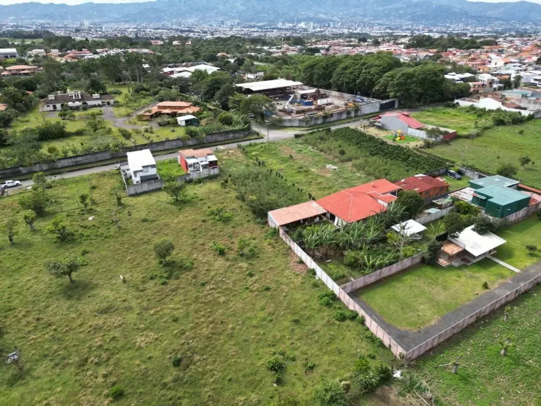 Lote de 6.235 m² ubicado en San Vicente de Santo Domingo, en una de las zonas residenciales más estables y consolidadas de Heredia. La propiedad ofrece un entorno natural, privacidad ... — photo 5