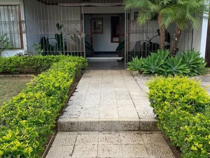 1 FLOOR HOUSE, LARGE SPACES AND GARDENS, CURRIDABAT PINES ARE SOLD.