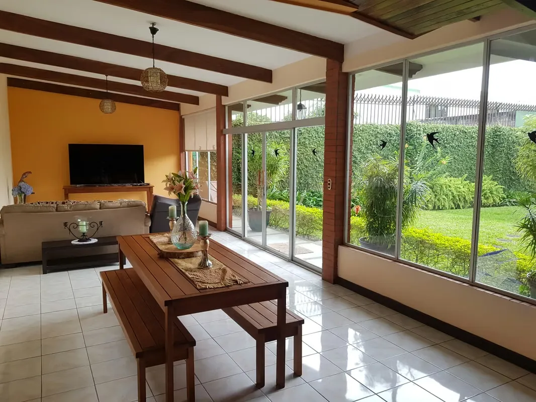 MA Asesorías vende Casa de una planta con amplio jardín en Sabanilla, Montes de Oca.