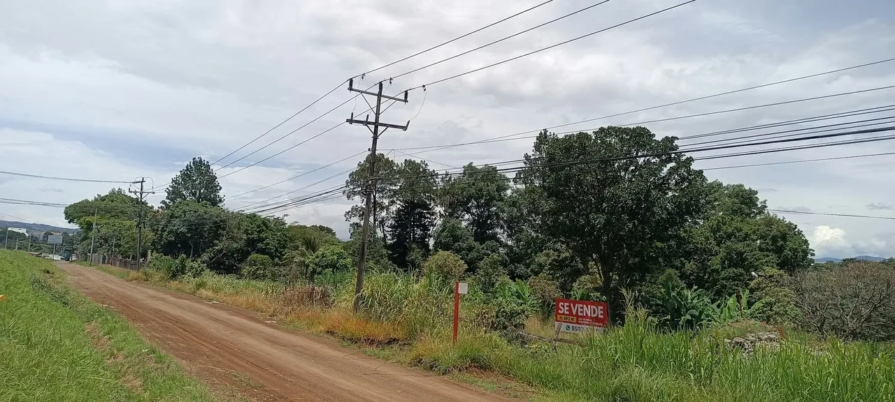 It is located in Rio Segundo de Alajuela, 500 metres from Saret.