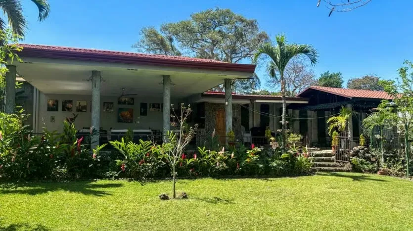 House for Sale with Estate-Style Grounds and 2 Apartments