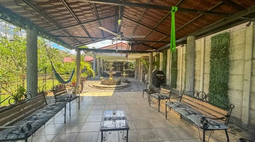 House for Sale with Estate-Style Grounds and 2 Apartments — photo 2