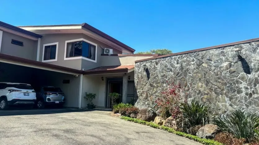 House for Sale with Estate-Style Grounds and 2 Apartments — photo 3