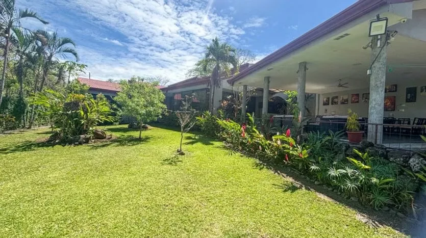 House for Sale with Estate-Style Grounds and 2 Apartments — photo 4