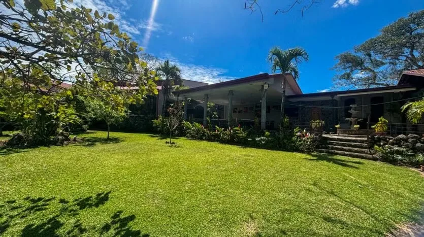 House for Sale with Estate-Style Grounds and 2 Apartments — photo 5