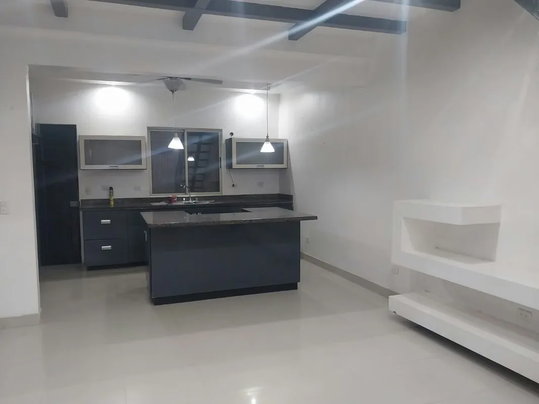 La casa cuenta con 2 dormitorios y dos baños abajo. Hay una tercera habitacion en el segundo piso ... — photo 3