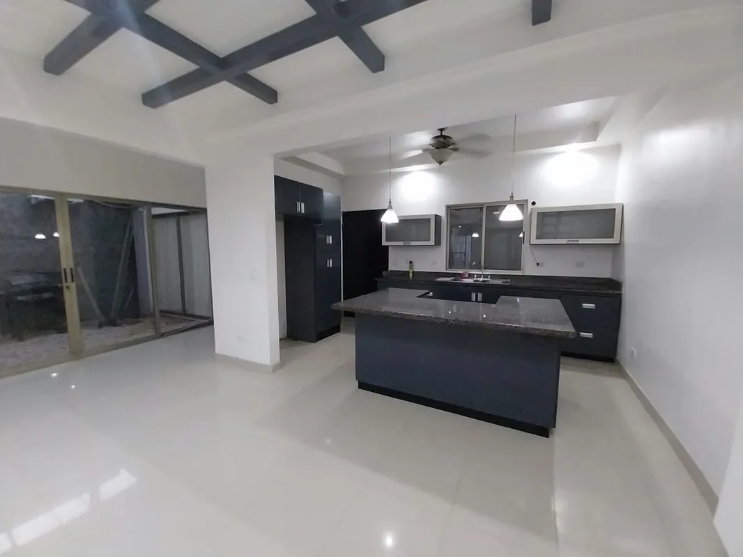 La casa cuenta con 2 dormitorios y dos baños abajo. Hay una tercera habitacion en el segundo piso ... — photo 4