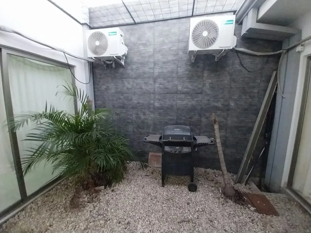 La casa cuenta con 2 dormitorios y dos baños abajo. Hay una tercera habitacion en el segundo piso ... — photo 5