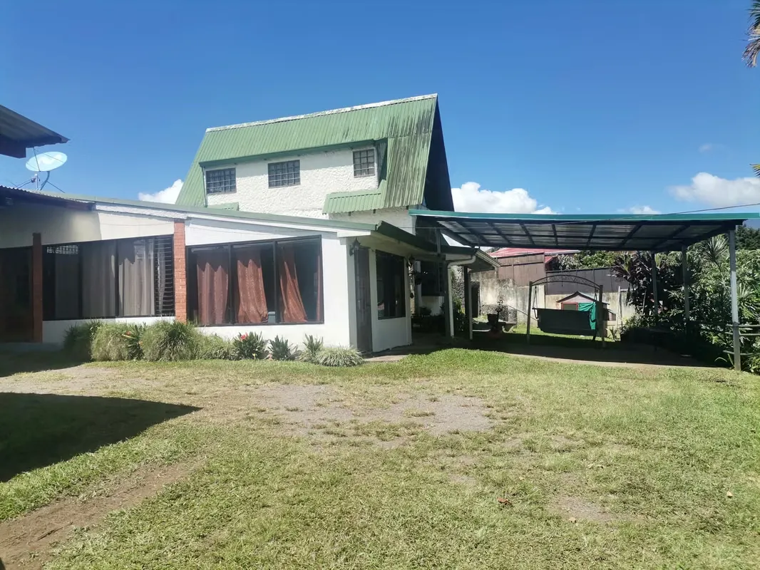 La propiedad posee 4 construcciones con 5 espacios habitacionales. en amplísimo terreno de ...