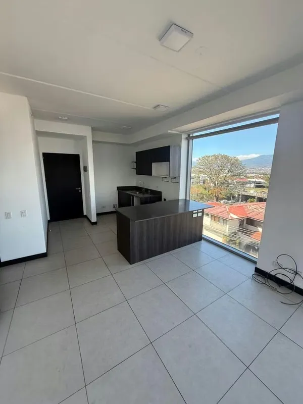 Se alquila hermoso apartamento esquinero en el quinto piso, con excelente iluminación natural y vista a la piscina ...