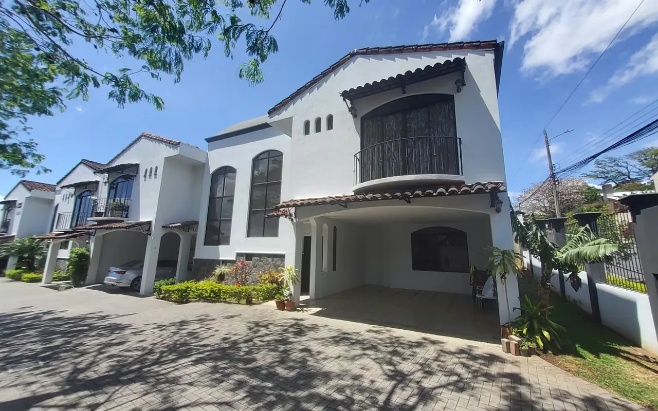 CASA MODERNA EN CONDOMINIO POZOS DE SANTA ANA-259m2-3 HABITACIONES-FINOS ACABADOS