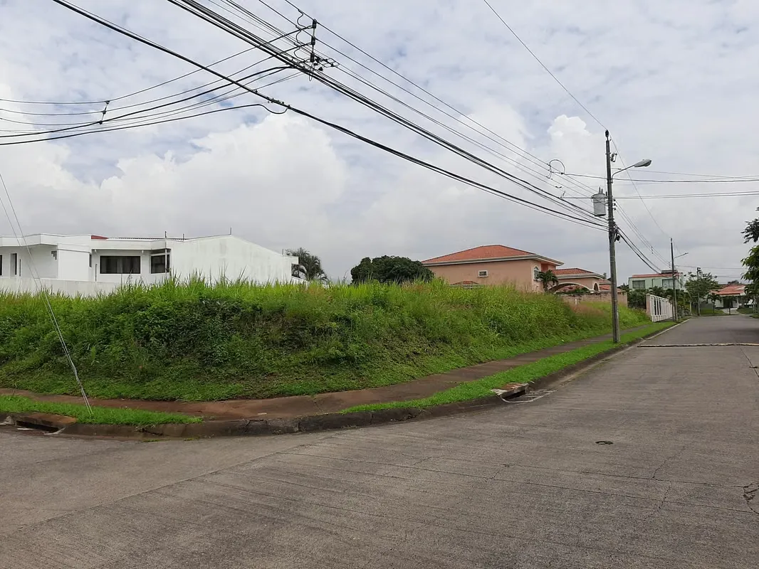 VENDO LINDO LOTE EN ALTURAS DE CARIARI.