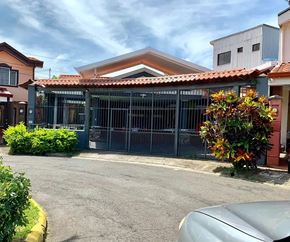 La propiedad cuenta con una ubicación ideal dentro del residencial y tiene las siguientes ...