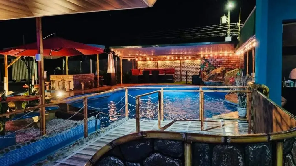 Ubicado en una zona muy bonita de Los Chiles, usted podrá adquirir este Sport Bar Restaurante y Cabinas amueblo y ...