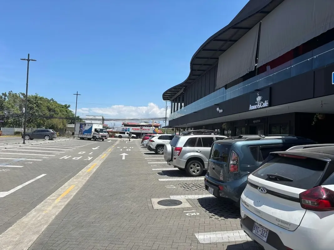 ALQUILER DE LOCAL EN PRIMER PISO - PLAZA COMERCIAL - GUACHIPELIN