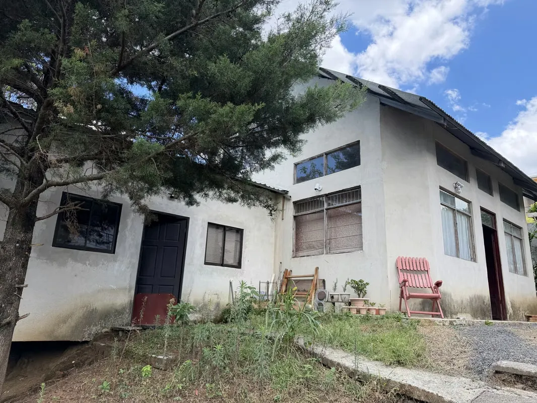 Vendo casa y apartamento en Birri Santa Barbára, por Hotel Monte Campana, con zonas verdes
