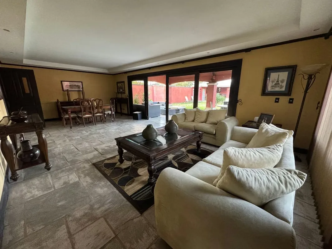 VENTA DE CASA INDEPENDIENTE CON PISCINA Y JARDÍN AMPLIO