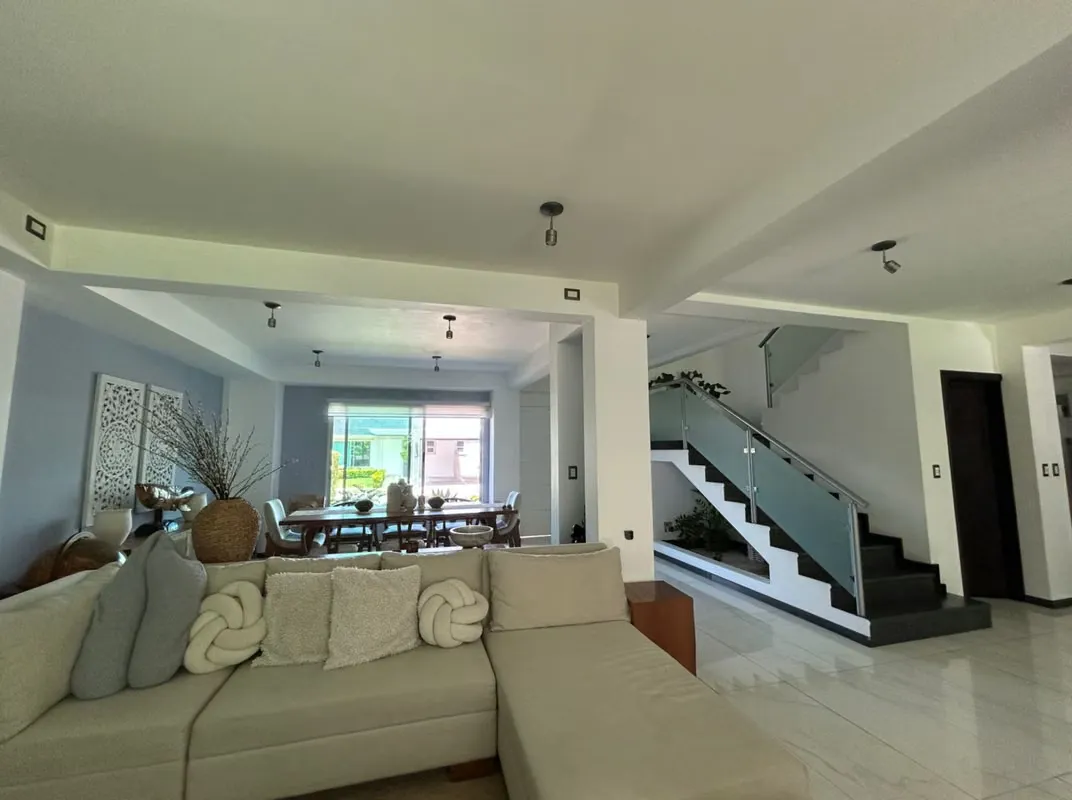 Exclusiva casa contemporánea en Río Oro con amenidades premium