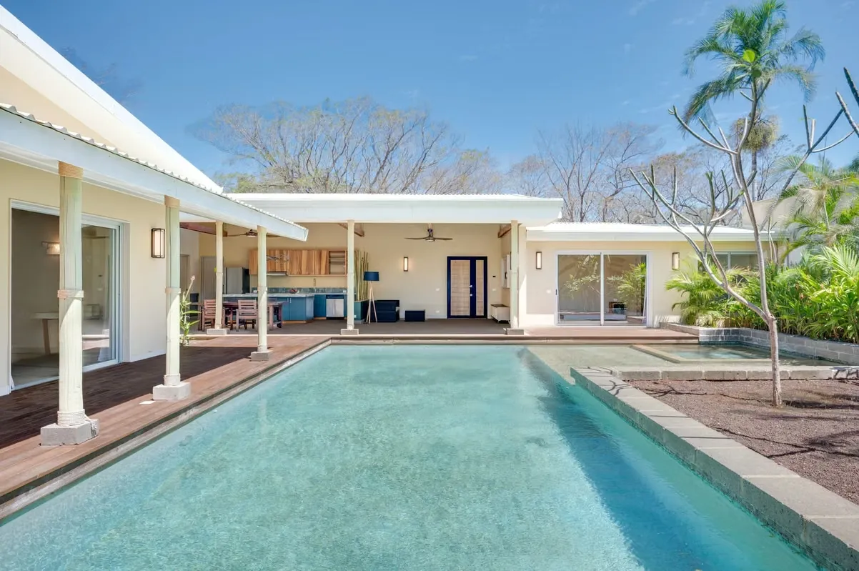 Moderna casa tropical con piscina cerca de Tamarindo